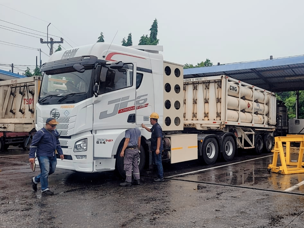 "PT Citra Nusantara Gemilang Tbk's Response to Environmental Challenges Through Gas-Powered Trucks"